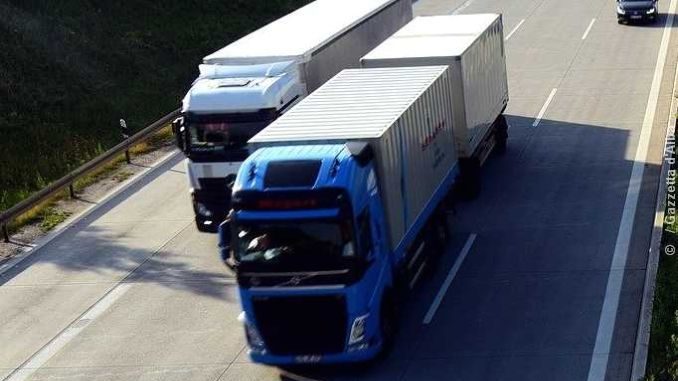 camion tir trasporti Aumento dei prezzi. Camionisti sull’orlo di una crisi di nervi
