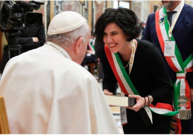 I sindaci incontrano il Papa. Giovannini: «Grande emozione stringerli la mano»
