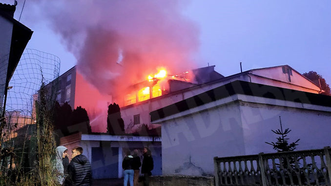 Bruciano tetto e parte di un alloggio a San Damiano d'Asti