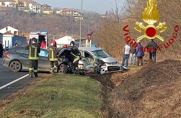Scontro fra due auto sulla provinciale: feriti due automobilisti a Ferrere 1