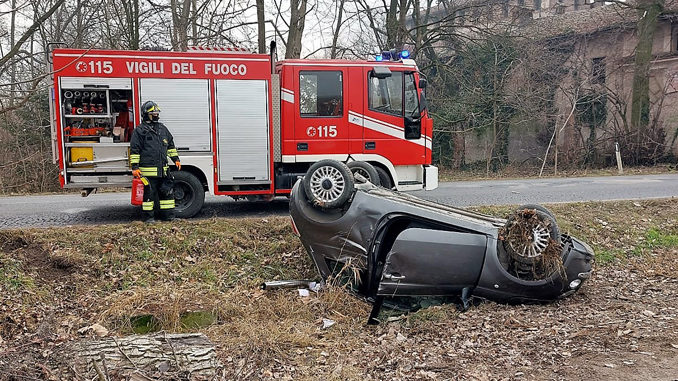 Auto si capotta sulla provinciale 156 a Savigliano in frazione Solerette, un ferito lieve