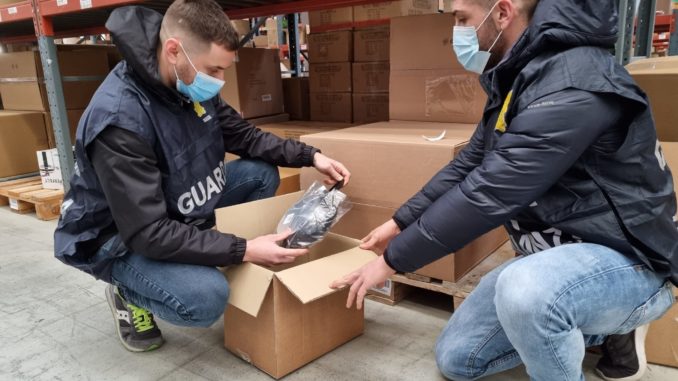 sequestro Torino Maxifrode del finto made in Italy: la Finanza sequestra 10 milioni di euro di merce