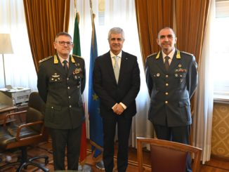 Il comandante interregionale della Finanza, generale Lipari, in visita ad Asti