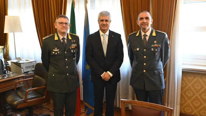 Il comandante interregionale della Finanza, generale Lipari, in visita ad Asti