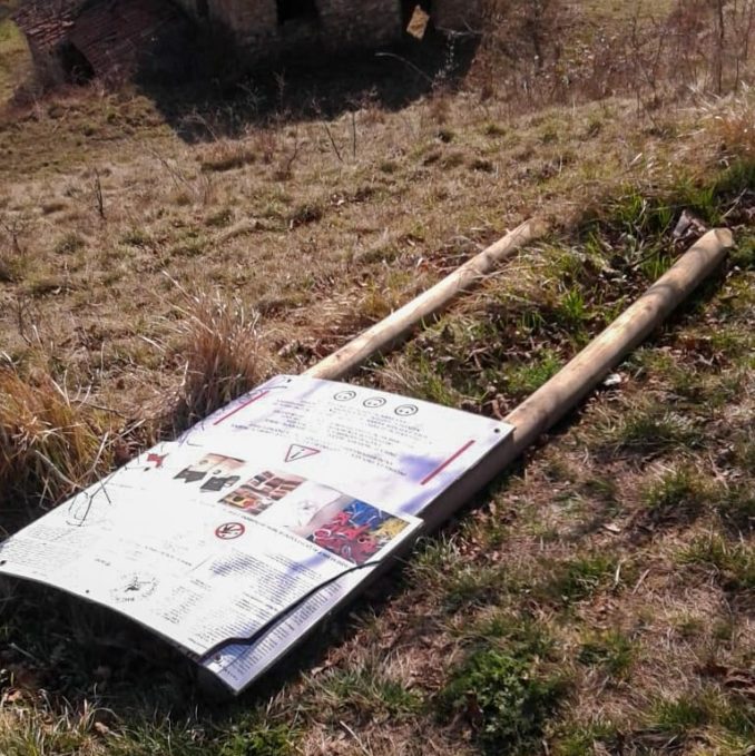 Danneggiata la panchina gigante di Niella Belbo 1