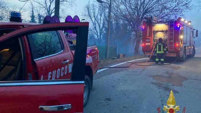 Incendio Sessant Incendio di sterpaglie a Sessant nell'Astigiano