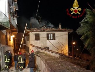 Va a fuoco un tetto a Castiglione Tinella 2