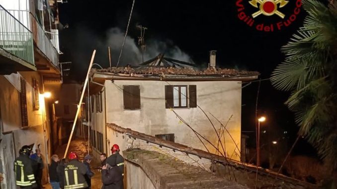 Va a fuoco un tetto a Castiglione Tinella 2