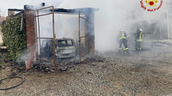 Cocconato d'Asti: brucia l'autorimessa della Croce rossa