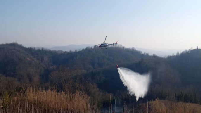 Pomeriggio di incendi nel Roero: a Pocapaglia interviene l'elicottero