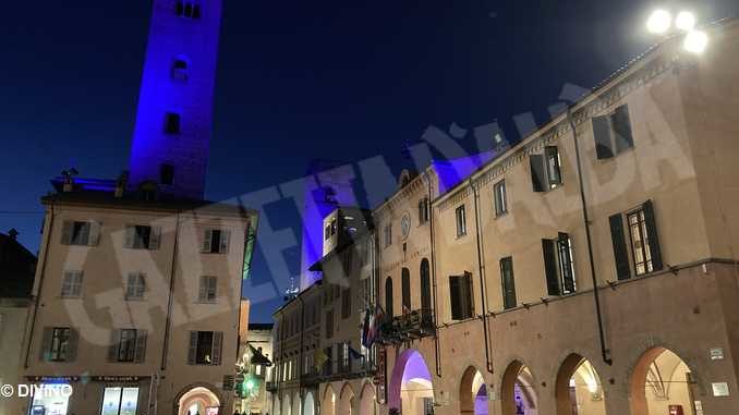 Le torri albesi illuminate di blu per le celebrare il trentennale del 118