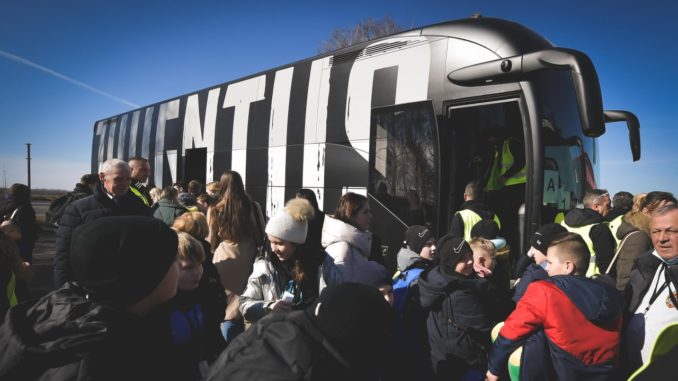 I profughi ucraini sono arrivati a La Morra con il pullman della Juventus