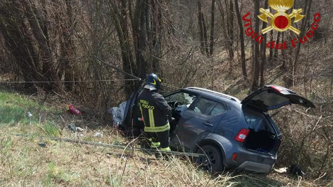 Auto esce di strada sulla S.S. 28 nel monregalese