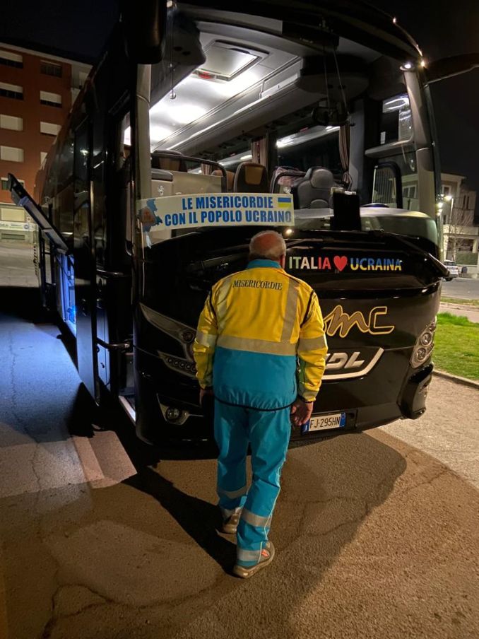 Ucraina: partito da Alba il pullman delle Misericordie che salverà 50 profughi