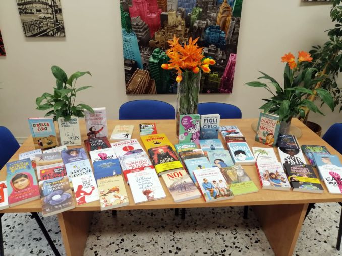 Con i libri donati dal Lions la biblioteca della media si arricchisce