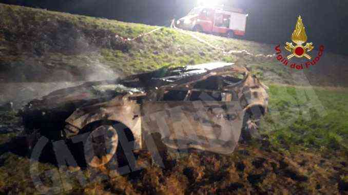 Marene: un'auto non ancora rimossa dopo un incidente prende fuoco sulla Reale