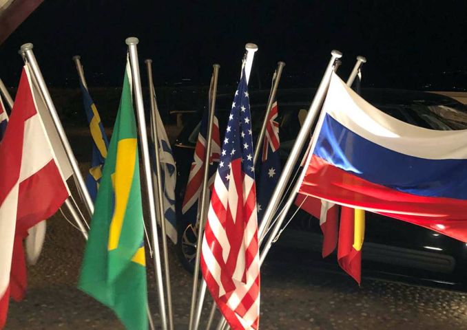 Bandiera della Russia esposta all’hotel del castello di Guarene