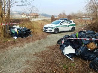 Sacchi di rifiuti speciali abbandonati in un campo a Guarene. Individuati i responsabili