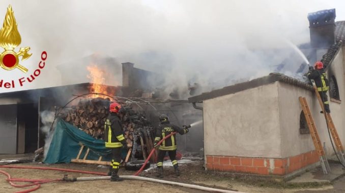 Magazzino edile distrutto dalle fiamme a Mombaruzzo