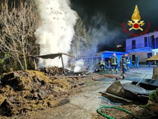 Brucia una legnaia a Cocconato: intervento impegnativo per i pompieri
