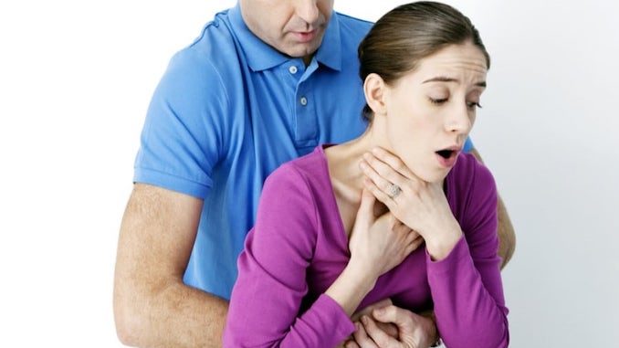 manovra-di-heimlich_900x760 Rischia di morire soffocato dalla merenda, maestra lo salva