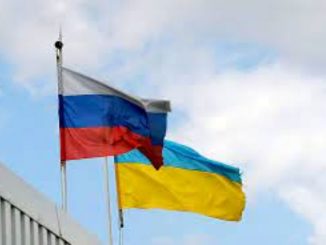Salesiani di Bra espongono le bandiera di Russia e Ucraina nel giorno della consacrazione al cuore di Maria