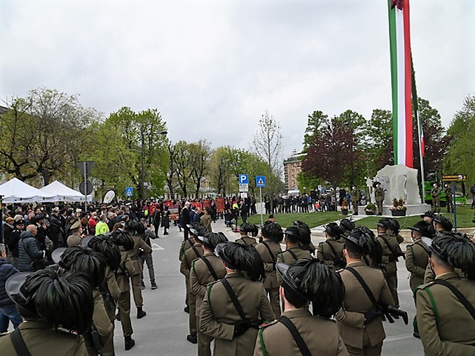 Inaugurazione stamane a Cuneo del “Monumento al bersagliere” (Photo credit – ANSA)