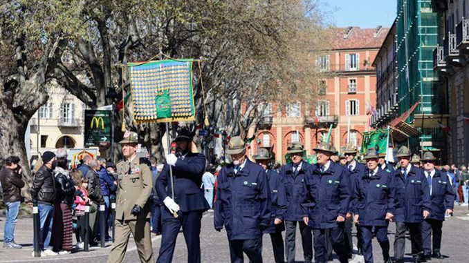 Alpini: sfilata di 600 penne nere per 100 anni Ana di Asti