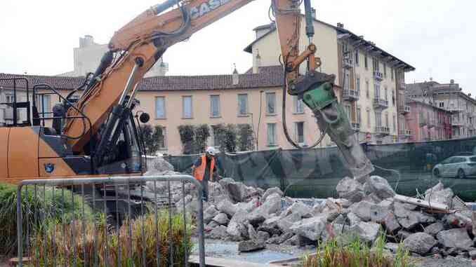 Continuano i lavori in piazza Ferrero: abbattuta la fontana