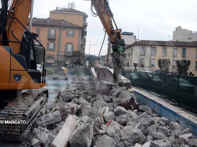 Continuano i lavori in piazza Ferrero: abbattuta la fontana 1