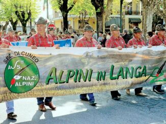 A Serralunga gli Alpini di 24 paesi tornano a riunirsi e sfilare