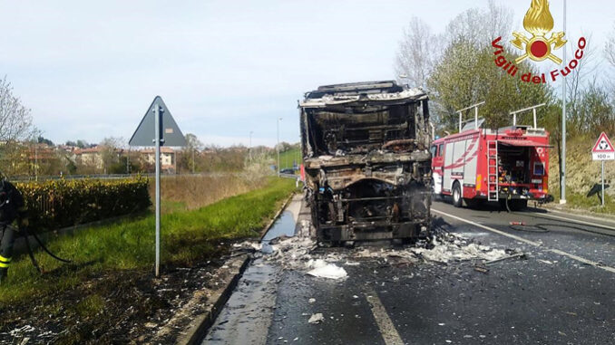 Mezzo agricolo in fiamme sulla SS 28 “del Colle di Nava” nel comune di Vicoforte Mondovì