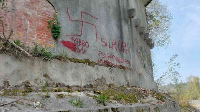 Svastiche e scritte fasciste lungo il Tanaro a Farigliano