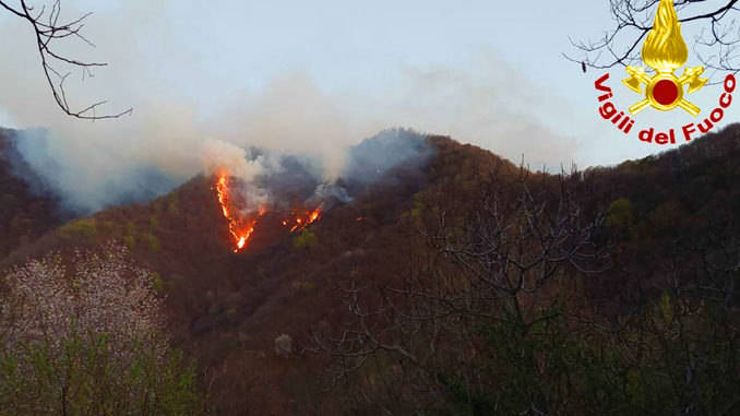 Bruciano i boschi tra le valli Bronda e Varaita