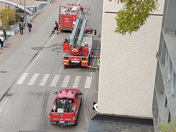 È in corso un intervento dei Vigili del fuoco e dei Carabinieri in via Santa Barbara ad Alba