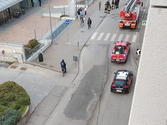 È in corso un intervento dei Vigili del fuoco e dei Carabinieri in via Santa Barbara ad Alba 1