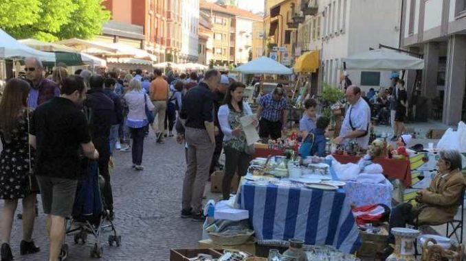 Oggi (25 aprile) a Bra c'è il mercatino dell'antiquariato