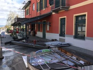 Crollo l'insegna di Rosso pomodoro: intervengono i pompieri di Bra