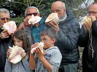 L'antico suono delle conchiglie annuncia l'arrivo della Pasqua