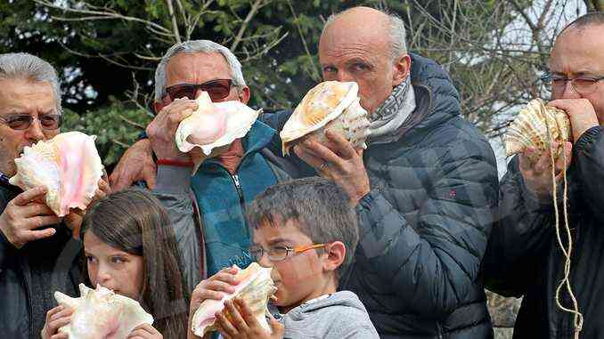 L'antico suono delle conchiglie annuncia l'arrivo della Pasqua