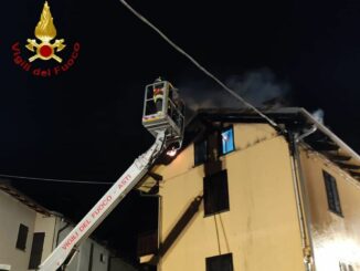 In fiamme un tetto a Valfenera: intervengono i pompieri di Asti