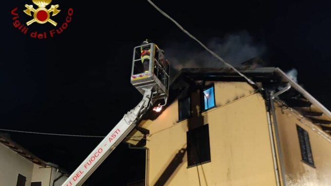 In fiamme un tetto a Valfenera: intervengono i pompieri di Asti