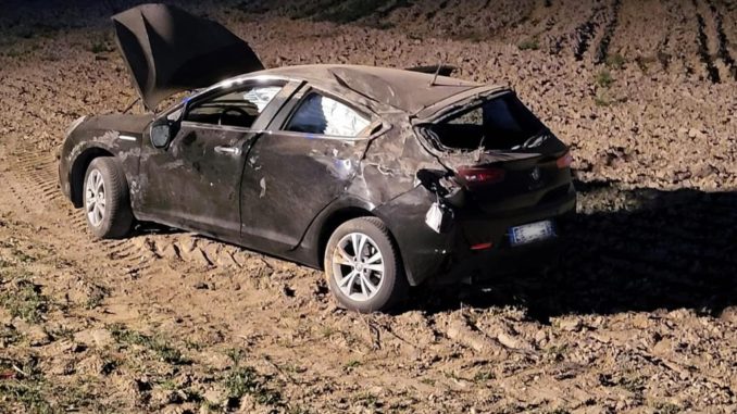 Auto fuori strada nei pressi del Cupole lido: conducente in ospedale