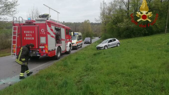 Auto fuori strada nella discesa di Gratteria: ferito il conducente