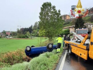 Auto esce di strada in via Salmour: ferita una donna