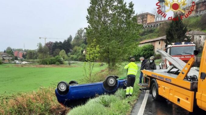 Auto esce di strada in via Salmour: ferita una donna