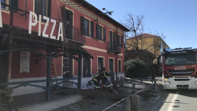 Crollo l'insegna di Rosso pomodoro: intervengono i pompieri di Bra 1