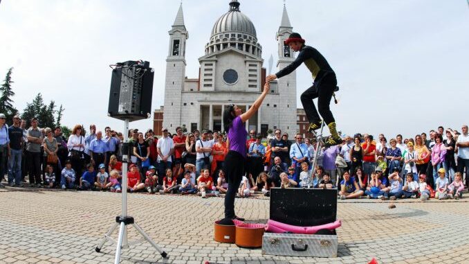 Il mago Sales invita tutti a Colle Don Bosco per il raduno di prestigiatori e clown