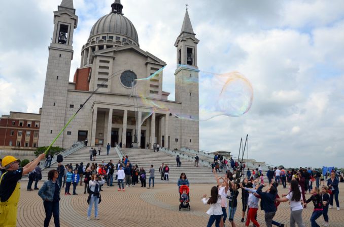 Il mago Sales invita tutti a Colle Don Bosco per il raduno di prestigiatori e clown 2