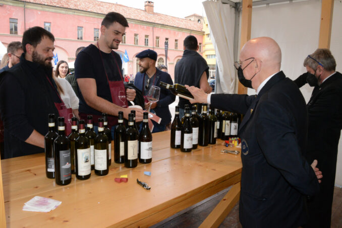 Il primo weekend di Vinum anima le vie di Alba (FOTOGALLERY) 2